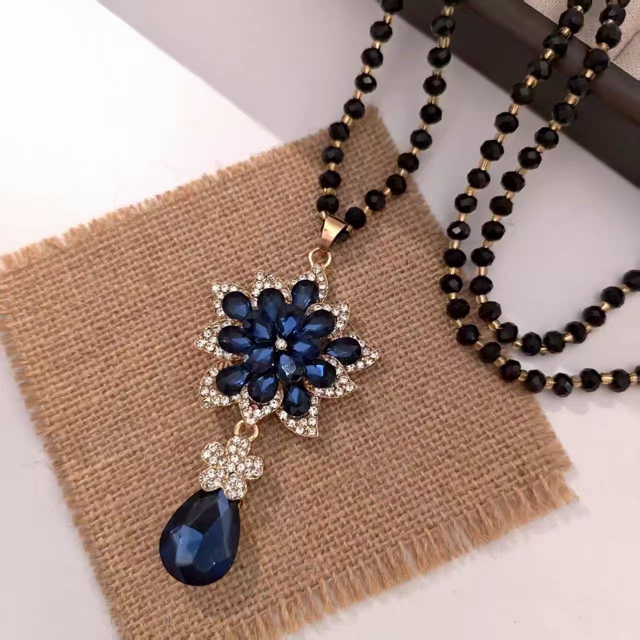 Верижка за пуловер за есен/зима - елегантна висулка с кристална верижка