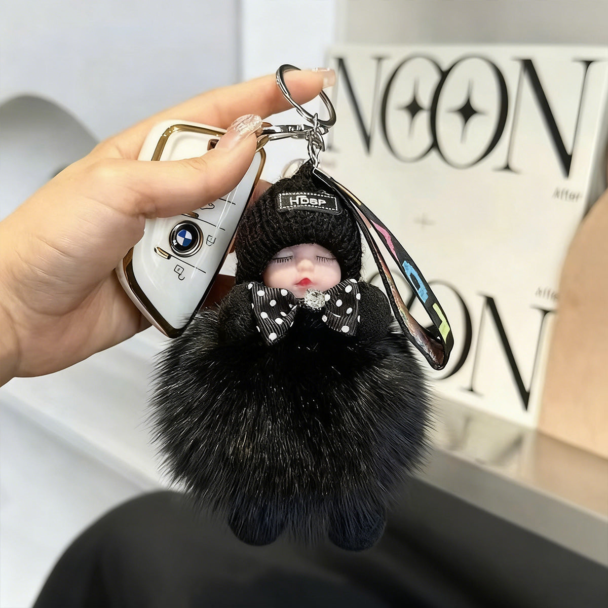 😴🧸🚗Купете 1 и вземете 1 безплатно🔥Висулка кола във формата на спяща кукла, ключодържател с анимационен герой и мотив на плюшена играчка.